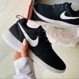 NWT Nike roshe one black sneakers shoes